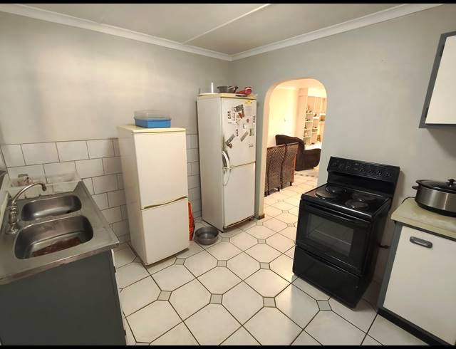 4 BEDROOM FREEHOLD FOR SALE IN CAVERSHAM GLEN